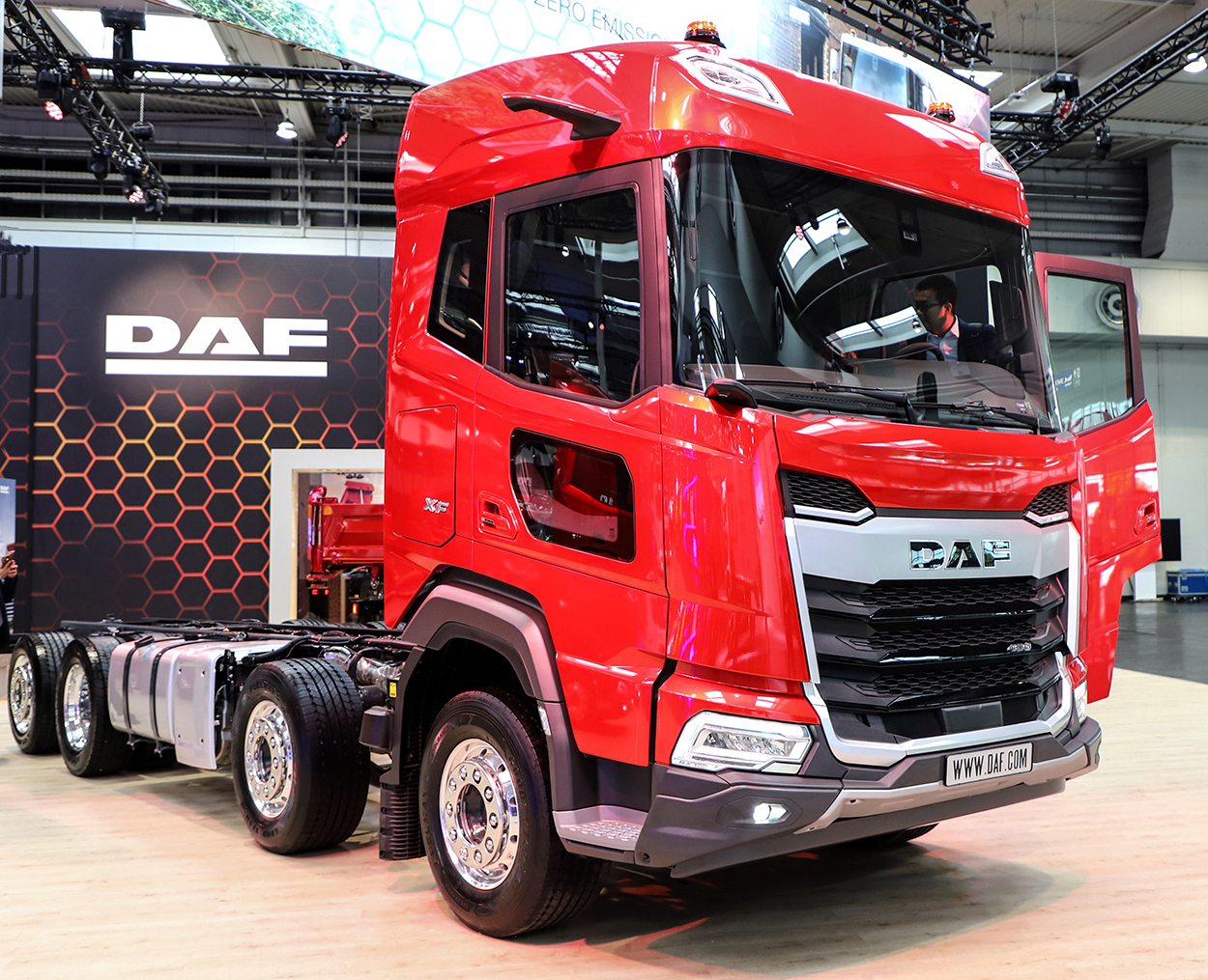 De nieuwe range van DAF Trucks is te herkennen aan een nieuw zilverkleurig lipje in het front zoals bij deze DAF XF op de IAA.